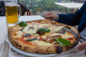 Tour di Napoli con sosta per pranzo o pizza: un assaggio di storia e sapore. Tour di Napoli con sosta per pranzo o pizza: un assaggio di storia e sapore.